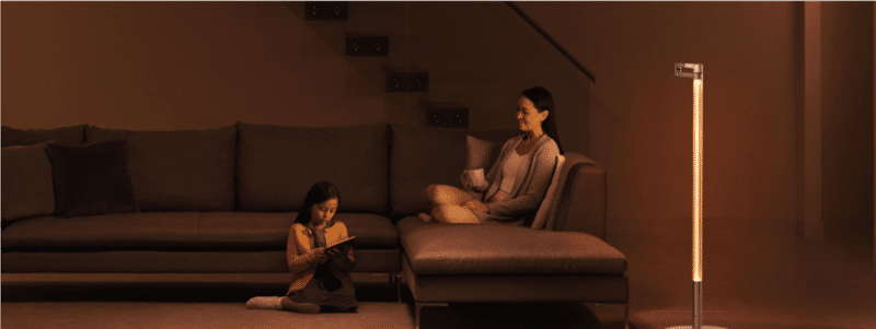 Dyson Lightcycle Morph Stehlampe beleuchtet ein Wohnzimmer